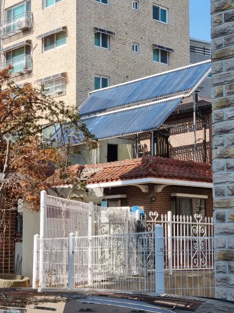 주택 지붕 위 설치된 태양열 집열기
