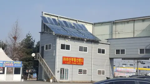 옥상에 집열기가 있는 2층 건물