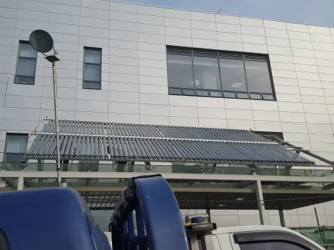 건물 외벽 앞 진공관 집열기 설치