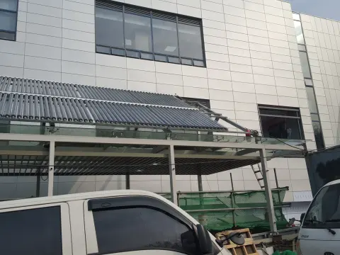 건물 외벽 앞 진공관 집열기 설치