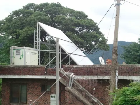 벽돌 건물 위 집열기와 계단