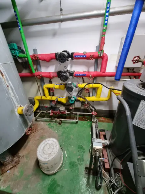 바닥 녹색 기계실 배관 밸브