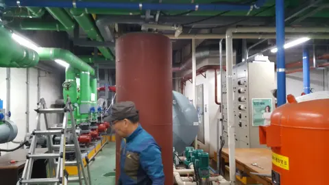 기계실 탱크 옆 작업자