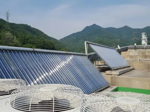 옥상 진공관 집열기와 실외기 팬
