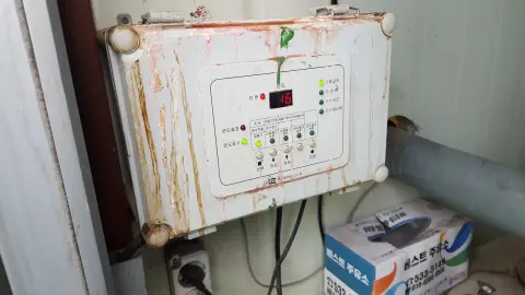 녹색 램프가 있는 제어 박스