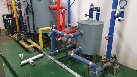 회색 탱크 황색 파랑 적색 배관 녹색 바닥