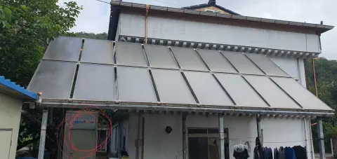 건물 처마 옆 평판 집열기 열