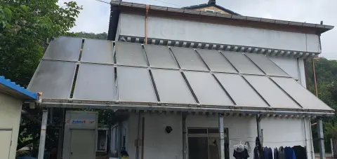 건물 처마 옆 평판 집열기 열
